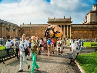 Find expert private local tour guides to visit the prime attractions in the Vatican Tour